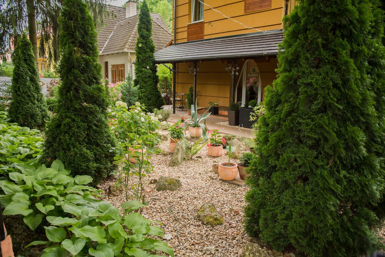 Ambrózia Szálláshely és Étterem Miskolc Esterno foto
